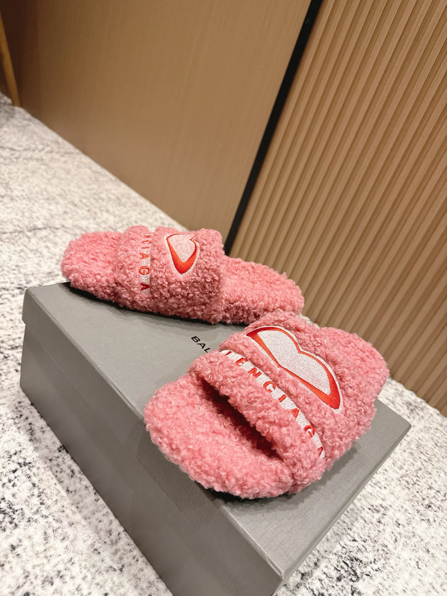 Factory direct sales p380🐘🐘Women's shoes, women's clothing, top version BALENCIAGA ~ Balenciaga fur slippers with new Balenciaga political Campaign logo embroidery! A favorite among European and American celebrities, celebrities, and internet celebrities, the upper is exquisite, hand-sewn and threaded, fluffy and soft against the skin.  This can be worn all year round! Wear it with socks in spring, autumn and winter, or wear it alone in summer. It looks good and is comfortable. The upper is wide, showing your feet and calves, and stepping into it is like bare feet on a carpet. It really matches, wears, and looks so good. When you put it on, it looks casual and simple fashion. It has a high-end feel and is invincible when you go out on the street! Size: 35-40